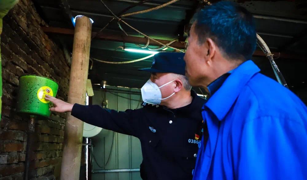 海淀警方开展防煤气中毒宣传，给煤