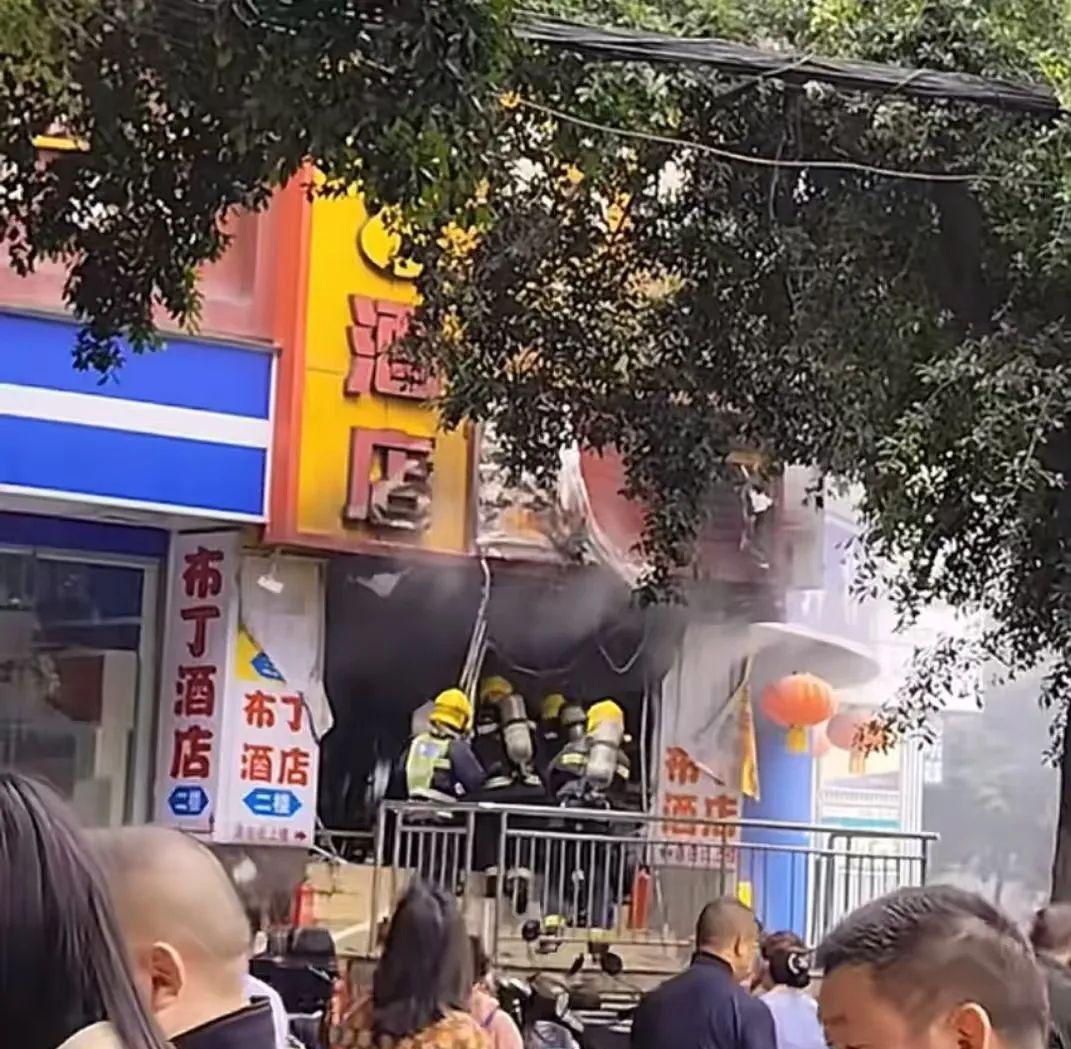 烟雾报警器为什么隔一会响一下_烟雾报警器_烟雾报警器一直亮红灯是为什么