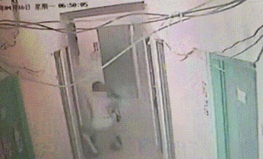 女孩被强拖进屋，换做是你你咋办？这14招希望你永远用不上