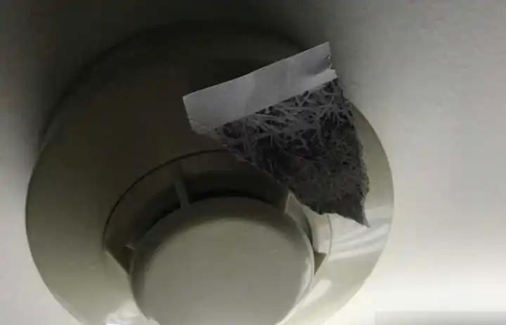烟雾报警器是红灯，是摄像头还是烟雾报警器？
