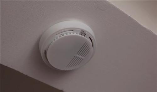 烟雾报警器一直响怎么回事