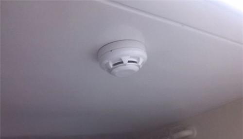 烟雾报警器_烟雾报警器会闪红灯吗_烟雾报警器抽烟能触发吗