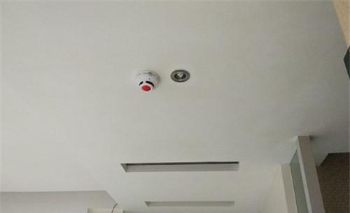 烟雾报警器会闪红灯吗_烟雾报警器_烟雾报警器抽烟能触发吗