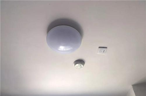 烟雾报警器会闪灯吗