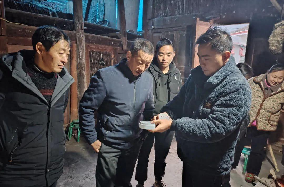 小小报警器 温馨更贴心——市工商联为枫相乡重点人群捐赠安装