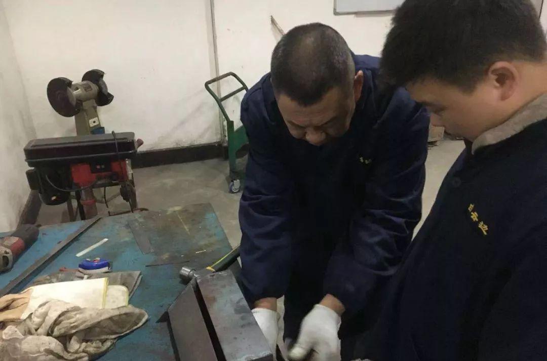 烟雾报警器一直亮红灯是为什么_烟雾报警器为什么隔一会响一下_烟雾报警器