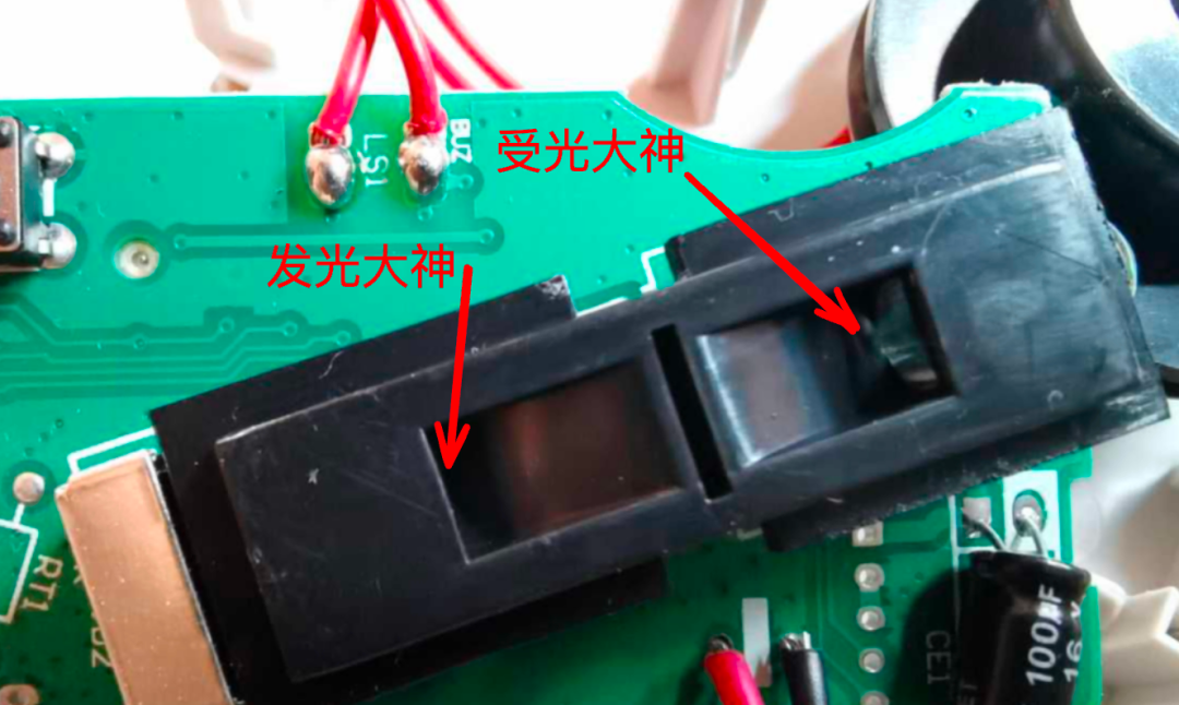 烟雾报警器一直亮红灯是为什么_烟雾报警器_烟雾报警器为什么隔一会响一下